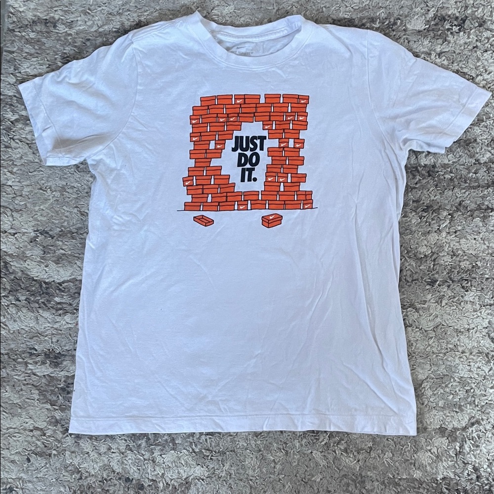 Nike White T-Shirt with Brick Wall Graphic size XL kids